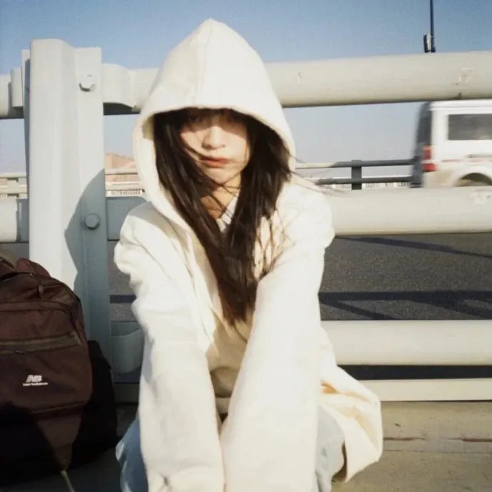 就这样，我们把金鱼放入了泳池